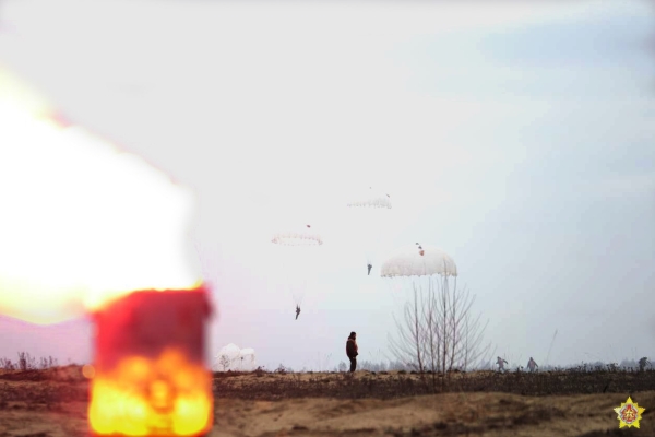 Как прошло сегодняшнее десантирование под Брестом. Фоторепортаж Как прошло сегодняшнее десантирование под Брестом. Фоторепортаж