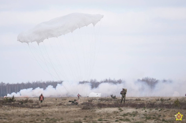 Как прошло сегодняшнее десантирование под Брестом. Фоторепортаж Как прошло сегодняшнее десантирование под Брестом. Фоторепортаж