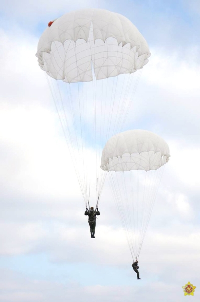 Как прошло сегодняшнее десантирование под Брестом. Фоторепортаж Как прошло сегодняшнее десантирование под Брестом. Фоторепортаж