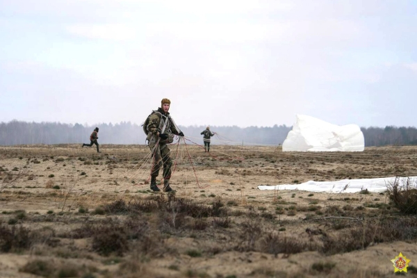 Как прошло сегодняшнее десантирование под Брестом. Фоторепортаж Как прошло сегодняшнее десантирование под Брестом. Фоторепортаж