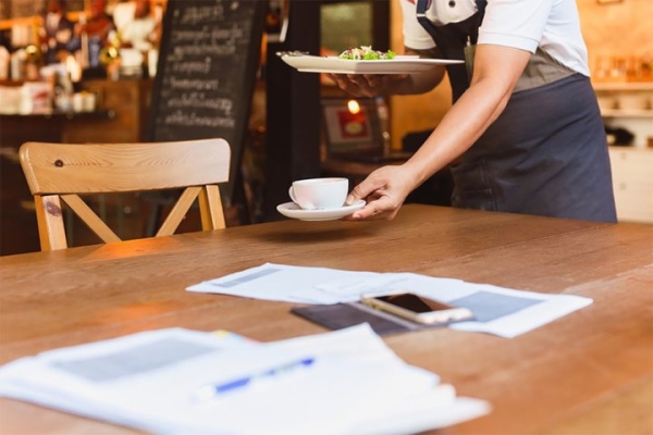 «На 100 рублей поела и свалила». Спросили в минтруда, обязаны ли сотрудники платить за посетителей, которые уходят, не закрыв счет