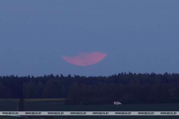 Если пропустили: Посмотрите на вчерашнее полутеневое затмение луны и цветочное полнолуние Если пропустили: Посмотрите на вчерашнее полутеневое затмение луны и цветочное полнолуние