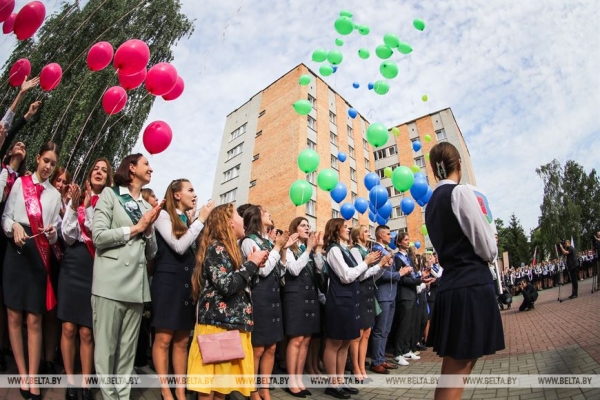 Последний звонок прозвенел для 9,5 тыс. одиннадцатиклассников области. Репортаж из Бреста