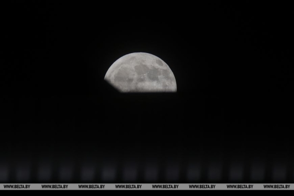 Если пропустили: Посмотрите на вчерашнее полутеневое затмение луны и цветочное полнолуние Если пропустили: Посмотрите на вчерашнее полутеневое затмение луны и цветочное полнолуние