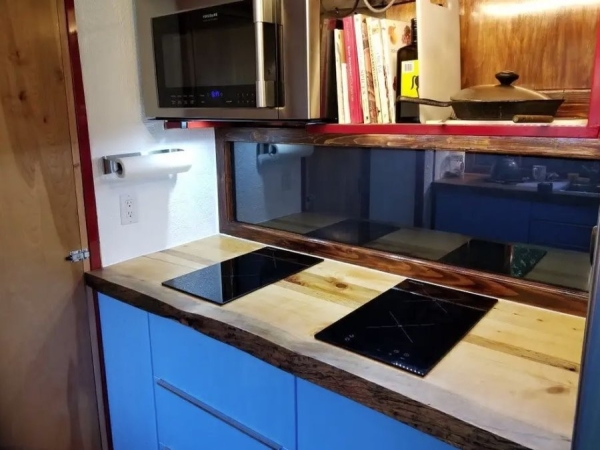 Пенсионеры потратили пять лет и $180 тысяч на превращение старой фуры в большой мобильный дом Пенсионеры потратили пять лет и $180 тысяч на превращение старой фуры в большой мобильный дом