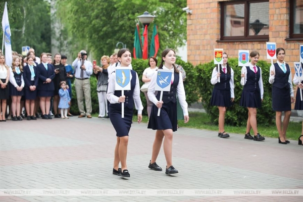 Последний звонок прозвенел для 9,5 тыс. одиннадцатиклассников области. Репортаж из Бреста