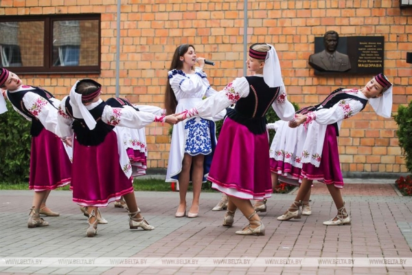 Последний звонок прозвенел для 9,5 тыс. одиннадцатиклассников области. Репортаж из Бреста