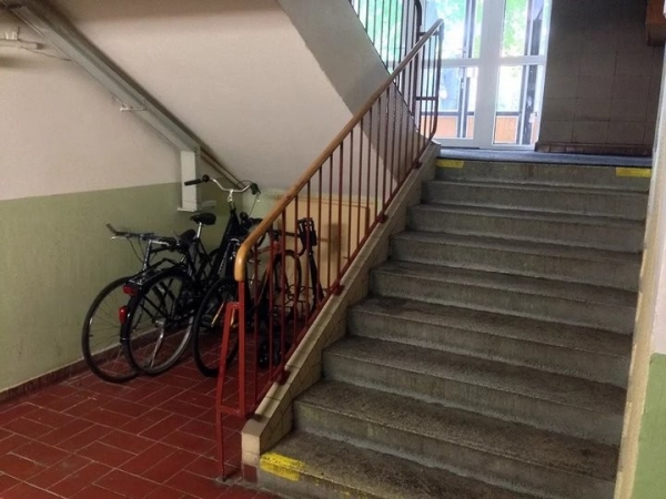 Почему не нужно оставлять велосипед в подъезде – дело не только в краже Почему не нужно оставлять велосипед в подъезде – дело не только в краже