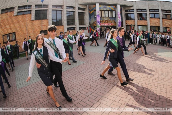 Последний звонок прозвенел для 9,5 тыс. одиннадцатиклассников области. Репортаж из Бреста