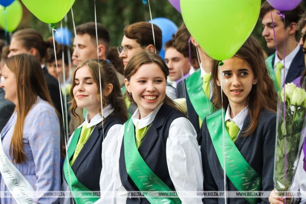 Последний звонок прозвенел для 9,5 тыс. одиннадцатиклассников области. Репортаж из Бреста