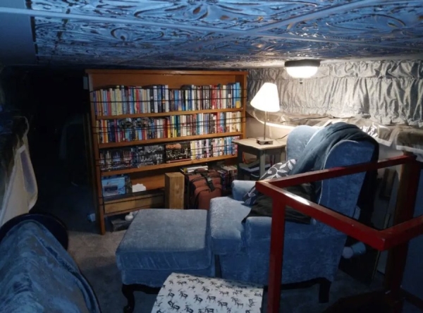 Пенсионеры потратили пять лет и $180 тысяч на превращение старой фуры в большой мобильный дом Пенсионеры потратили пять лет и $180 тысяч на превращение старой фуры в большой мобильный дом