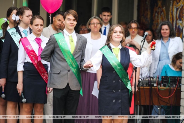 Последний звонок прозвенел для 9,5 тыс. одиннадцатиклассников области. Репортаж из Бреста