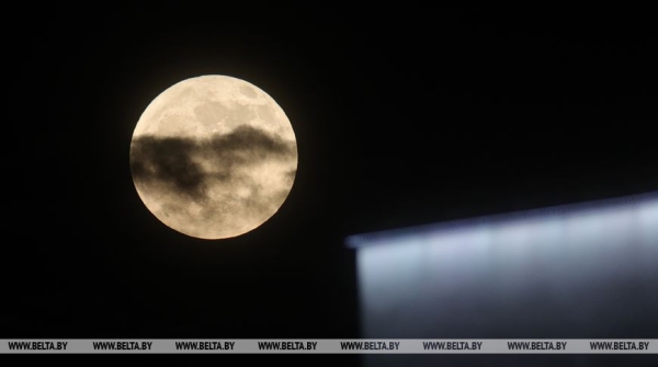 Если пропустили: Посмотрите на вчерашнее полутеневое затмение луны и цветочное полнолуние Если пропустили: Посмотрите на вчерашнее полутеневое затмение луны и цветочное полнолуние