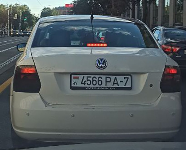 У вас номер отклеился. Странные метаморфозы с табличками