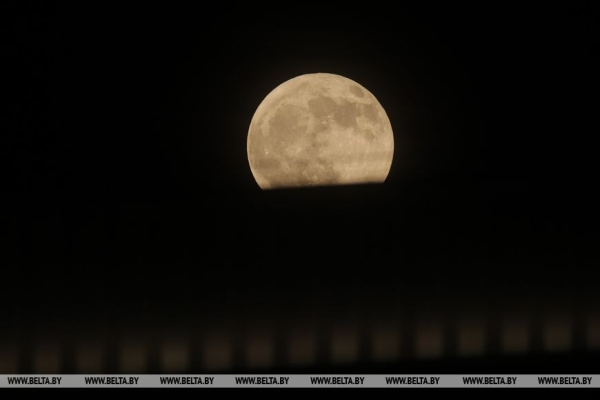 Если пропустили: Посмотрите на вчерашнее полутеневое затмение луны и цветочное полнолуние Если пропустили: Посмотрите на вчерашнее полутеневое затмение луны и цветочное полнолуние