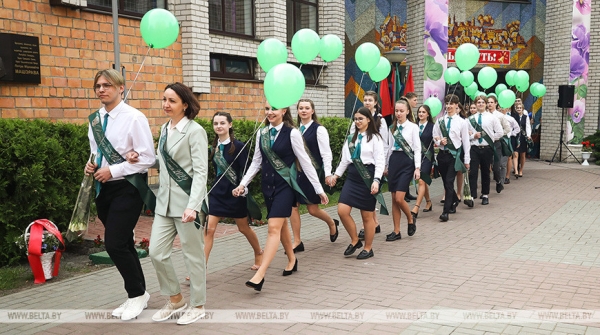 Последний звонок прозвенел для 9,5 тыс. одиннадцатиклассников области. Репортаж из Бреста