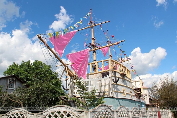 Романтика! В Пинске на арт-объекте «Корабль» подняли паруса