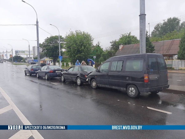 «Паровозик» из четырех машин в городе Бресте