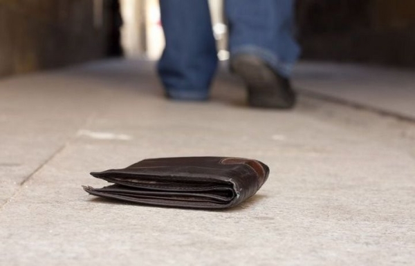 Мужчина забрал потерянный кошелек, вернул его владельцу, но все равно нажил себе неприятностей