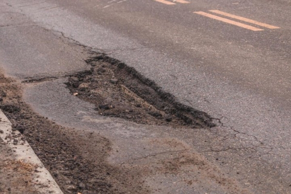 Мужчине выплатили почти $1,5 млн за ДТП из-за ямы на дороге