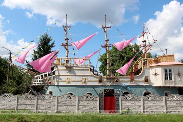 Романтика! В Пинске на арт-объекте «Корабль» подняли паруса