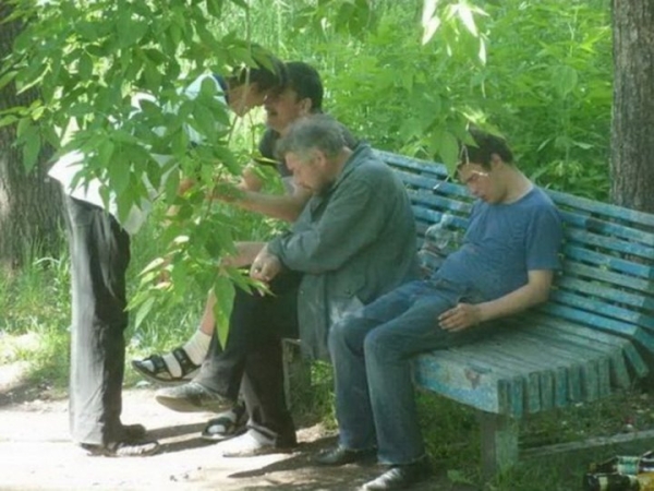 Можно ли пить пиво на лавочке возле своего подъезда?