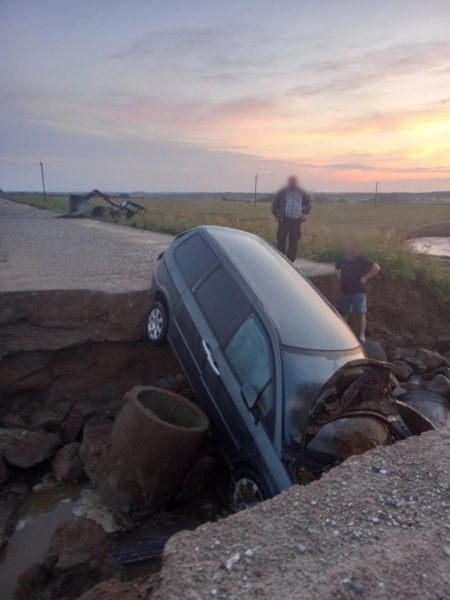 Под Сморгонью машина полностью провалилась в огромную промоину