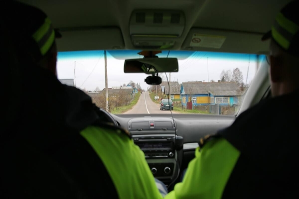 Утром в деревне остановили Citroen с 16-летним водителем. Отец находился рядом, но все равно наказали обоих Утром в деревне остановили Citroen с 16-летним водителем. Отец находился рядом, но все равно наказали обоих