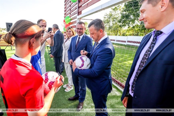 Заинтересовать спортом и найти таланты. Площадку для игры в мини-футбол открыли в Городище Барановичского района