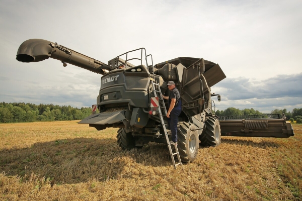Водитель самого крутого комбайна в Беларуси: «За 1 000 рублей в поле точно бы не работал!»