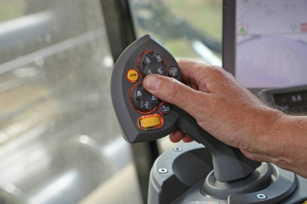 Водитель самого крутого комбайна в Беларуси: «За 1 000 рублей в поле точно бы не работал!»