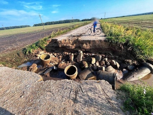Под Сморгонью машина полностью провалилась в огромную промоину