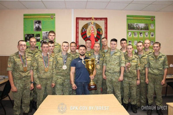 Виктор Братченя, 18-кратный Чемпион мира по армрестлингу, посетил пограничную заставу «Казимирово» Виктор Братченя, 18-кратный Чемпион мира по армрестлингу, посетил пограничную заставу «Казимирово»