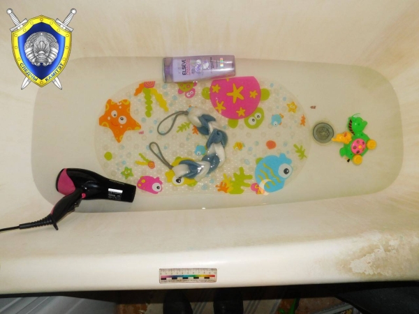 Потянулся за игрушками и опрокинул в воду фен: в Беларуси от удара током погиб полуторагодовалый ребенок Потянулся за игрушками и опрокинул в воду фен: в Беларуси от удара током погиб полуторагодовалый ребенок