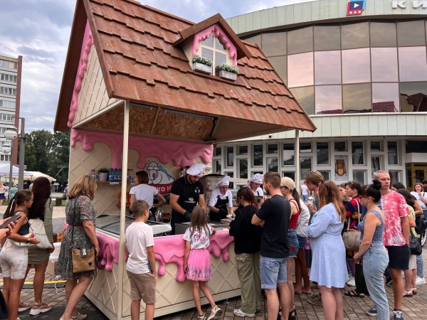 Полтонны мороженого, розыгрыши, фан-зона: праздник в честь II Игр стран СНГ устроили в Бресте Полтонны мороженого, розыгрыши, фан-зона: праздник в честь II Игр стран СНГ устроили в Бресте