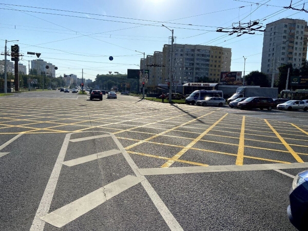 «Вафельную» разметку нанесли ещё в одном месте в Минске. Как правильно её проезжать?
