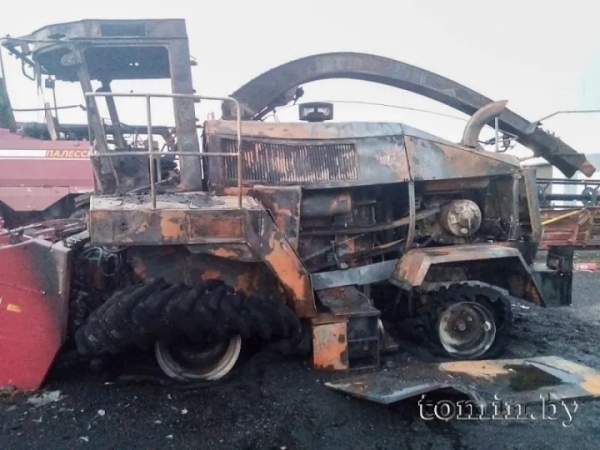 В агрогородке Мухавец под Брестом практически сгорел кормоуборочный комбайн
