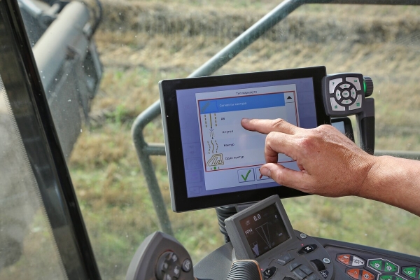 Водитель самого крутого комбайна в Беларуси: «За 1 000 рублей в поле точно бы не работал!»