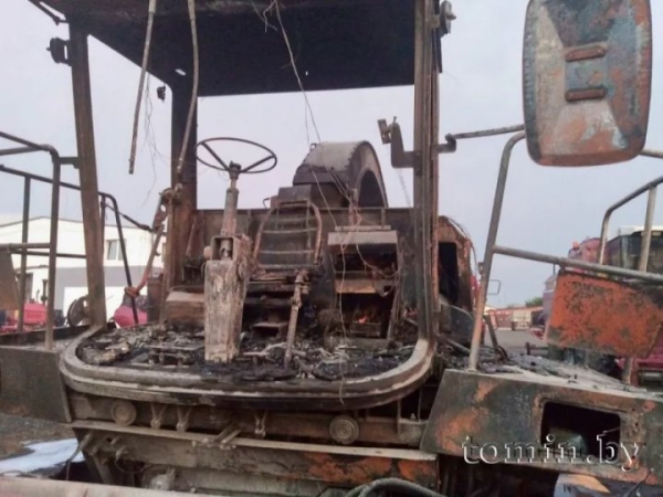 В агрогородке Мухавец под Брестом практически сгорел кормоуборочный комбайн