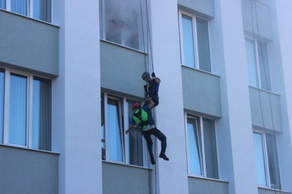 Сотрудники МЧС в Кобрине ликвидировали условный пожар и спасли людей из административного здания Сотрудники МЧС в Кобрине ликвидировали условный пожар и спасли людей из административного здания