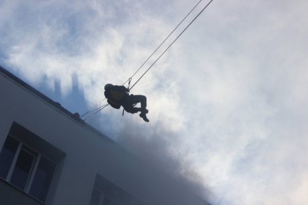 Сотрудники МЧС в Кобрине ликвидировали условный пожар и спасли людей из административного здания Сотрудники МЧС в Кобрине ликвидировали условный пожар и спасли людей из административного здания