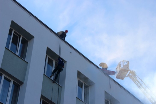 Сотрудники МЧС в Кобрине ликвидировали условный пожар и спасли людей из административного здания Сотрудники МЧС в Кобрине ликвидировали условный пожар и спасли людей из административного здания