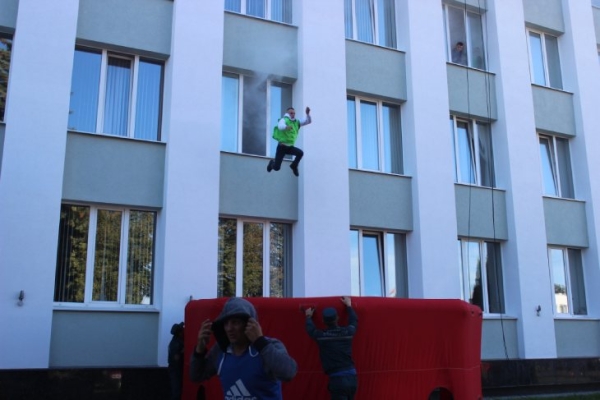 Сотрудники МЧС в Кобрине ликвидировали условный пожар и спасли людей из административного здания Сотрудники МЧС в Кобрине ликвидировали условный пожар и спасли людей из административного здания