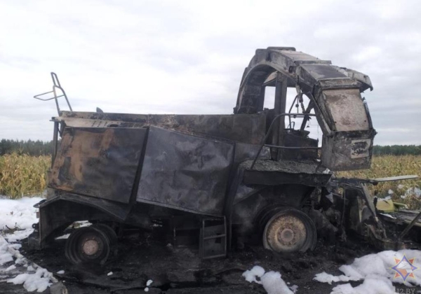 В Березовском районе загорелся кормоуборочный комбайн В Березовском районе загорелся кормоуборочный комбайн