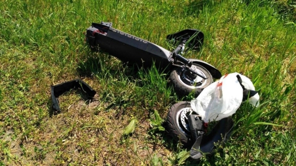 Белорус на электросамокате врезался в дерево Белорус на электросамокате врезался в дерево