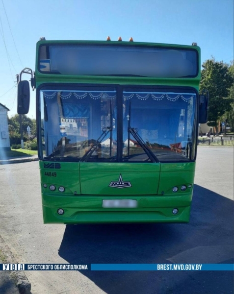 Женщина упала в автобусе, когда водитель затормозил. Случай в Брестской области Женщина упала в автобусе, когда водитель затормозил. Случай в Брестской области