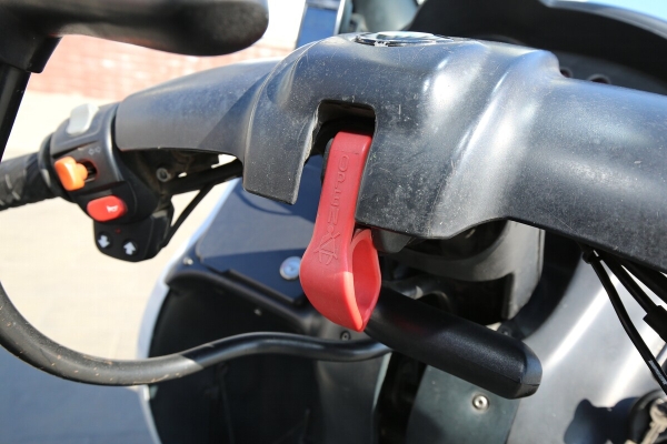 «Покупал за $2 200, но для меня — цены ему нет!» Белорус приобрёл редкий скутер BMW C1 «Покупал за $2 200, но для меня — цены ему нет!» Белорус приобрёл редкий скутер BMW C1