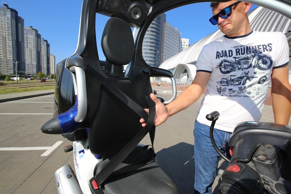 «Покупал за $2 200, но для меня — цены ему нет!» Белорус приобрёл редкий скутер BMW C1 «Покупал за $2 200, но для меня — цены ему нет!» Белорус приобрёл редкий скутер BMW C1