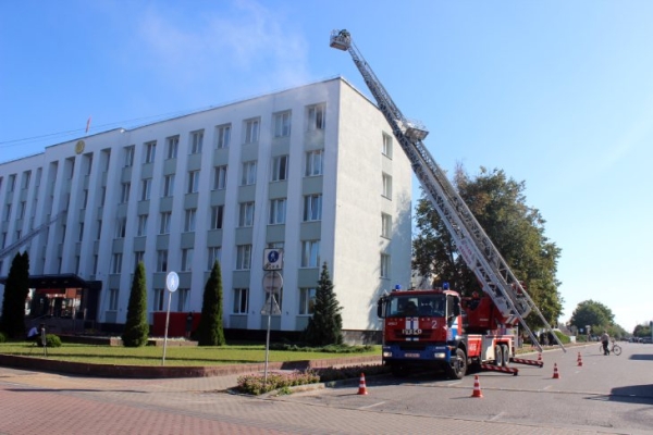 Сотрудники МЧС в Кобрине ликвидировали условный пожар и спасли людей из административного здания Сотрудники МЧС в Кобрине ликвидировали условный пожар и спасли людей из административного здания
