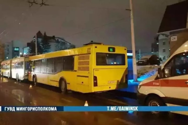 С водителя «Минсктранса» взыскали 100 000 рублей за смертельную аварию С водителя «Минсктранса» взыскали 100 000 рублей за смертельную аварию
